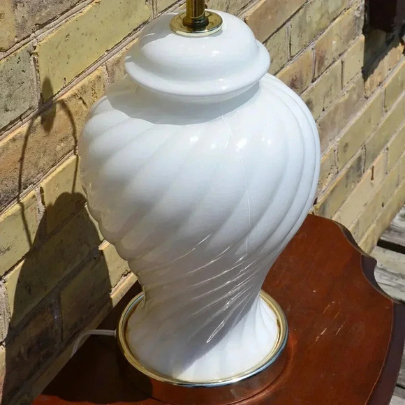 Vintage  Ginger Jar Shaped Lamp - Picture 3 of 12